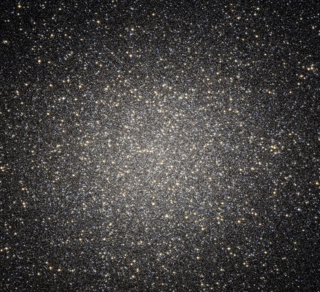 Vue d’Omega Centauri montrant une immense concentration d’étoiles autour d’un cœur très dense.