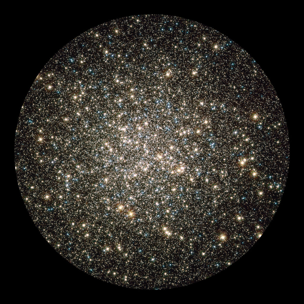 Le Grand Amas d’Hercule M13, formé d’une multitude d’étoiles très concentrées vers son centre.